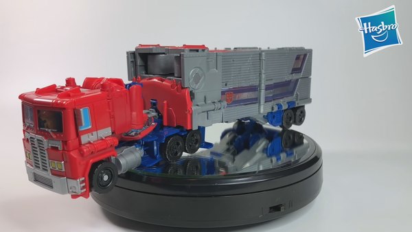 Power Of The Primes Leader Class Optimus Video Gives Detailed In Hand Look With Screencaps 04 (4 of 49)